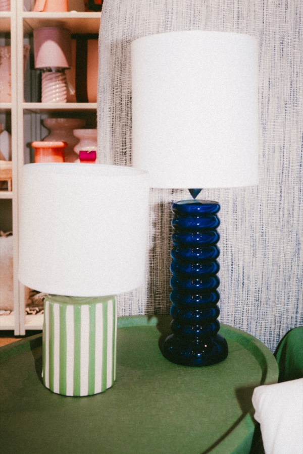 Dwie lampy stołowe, ceramiczna w paski i szklana granatowa